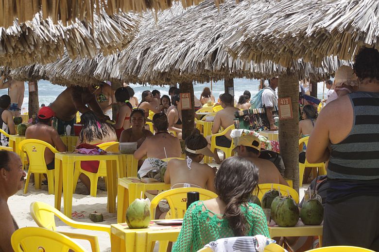 FORTALEZA, CE, BRASIL, 15-02-2015: Banhistas na barraca Cuca Legal, na Praia do Futuro. Praias e cinemas no carnaval de Fortaleza. (Foto: Mauri Melo/O POVO)