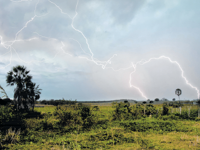 20 DE FEVEREIRO 2015. Tempo de chuva em Iguatu, choveu pela noite e tempo nublado pela manhÃ£.